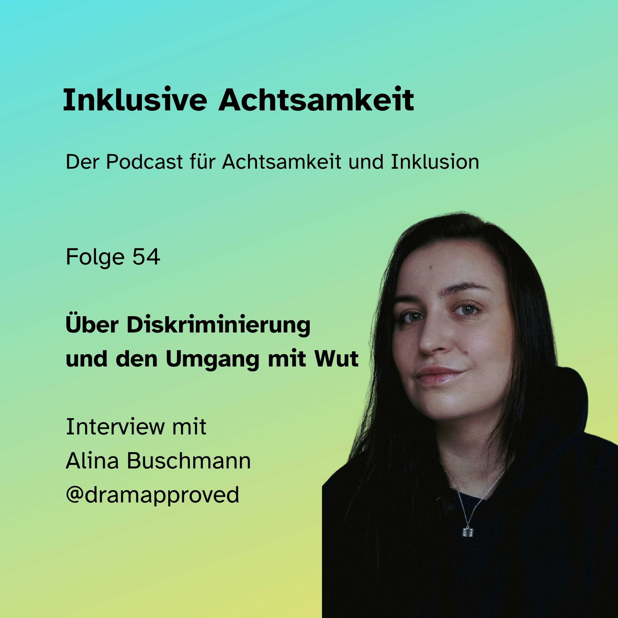 Ein Podcast-Cover mit einem Porträt von Alina Buschmann @dramapproved, die lächelnd in die Kamera schaut und eine Brille trägt. Der Titel des Podcasts lautet: „Über Diskriminierung und den Umgang mit Wut“. Es ist die Folge 53 und das Format ist ein Interview. Das Podcast-Icon befindet sich oben rechts. Unten steht der Titel des Podcasts: „Inklusive Achtsamkeit – Der Podcast für Achtsamkeit & Inklusion“. Der Hintergrund ist in sanften Grün- und Gelbtönen gestaltet.