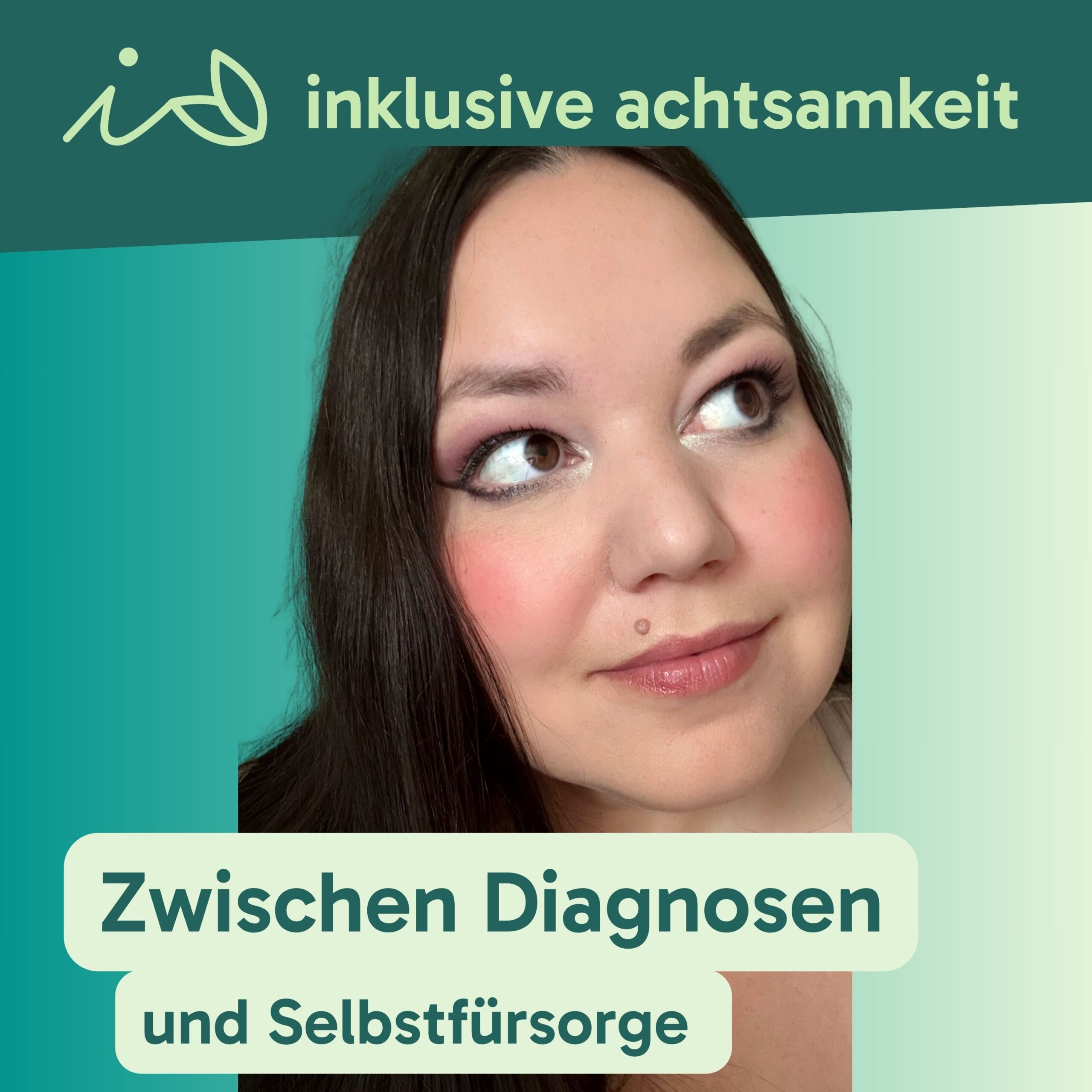 Grüner Streifen mit dem Logo von inklusive Achtsamkeit. Darunter ein Bild von Bettina auf grünen Hintergrund. Auf einem Streifen darunter steht der Titel der Folge Zwischen Diagnosen und Selbstfürsorge.