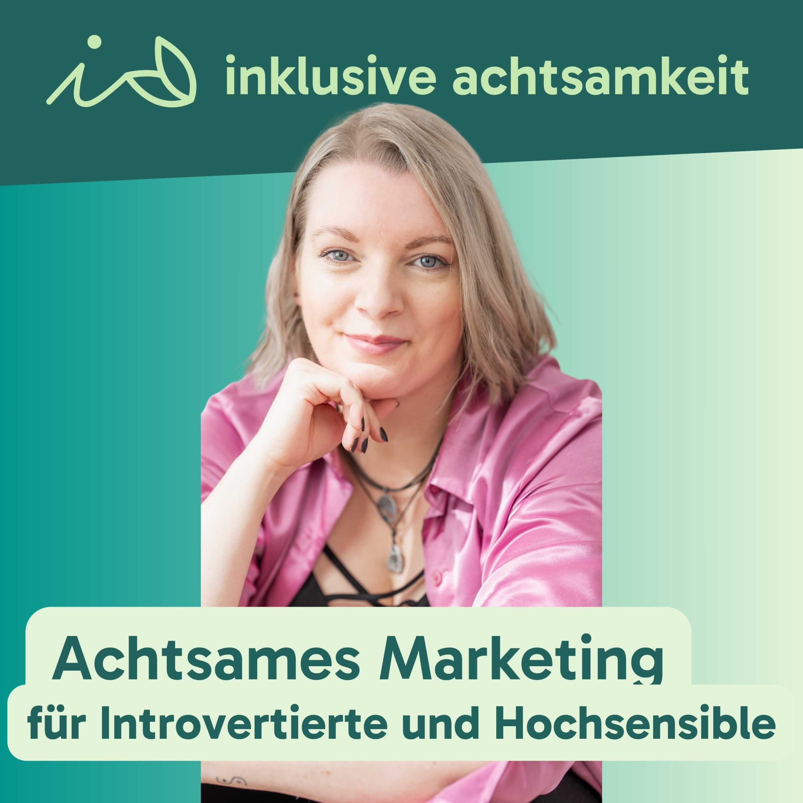 Grüner Streifen mit dem Logo von inklusive Achtsamkeit. Darunter ein Bild von Kerstin Scholz auf grünen Hintergrund. Auf einem Streifen darunter steht der Titel der Folge Achtsames Marketing für Introvertierte und Hochsensible