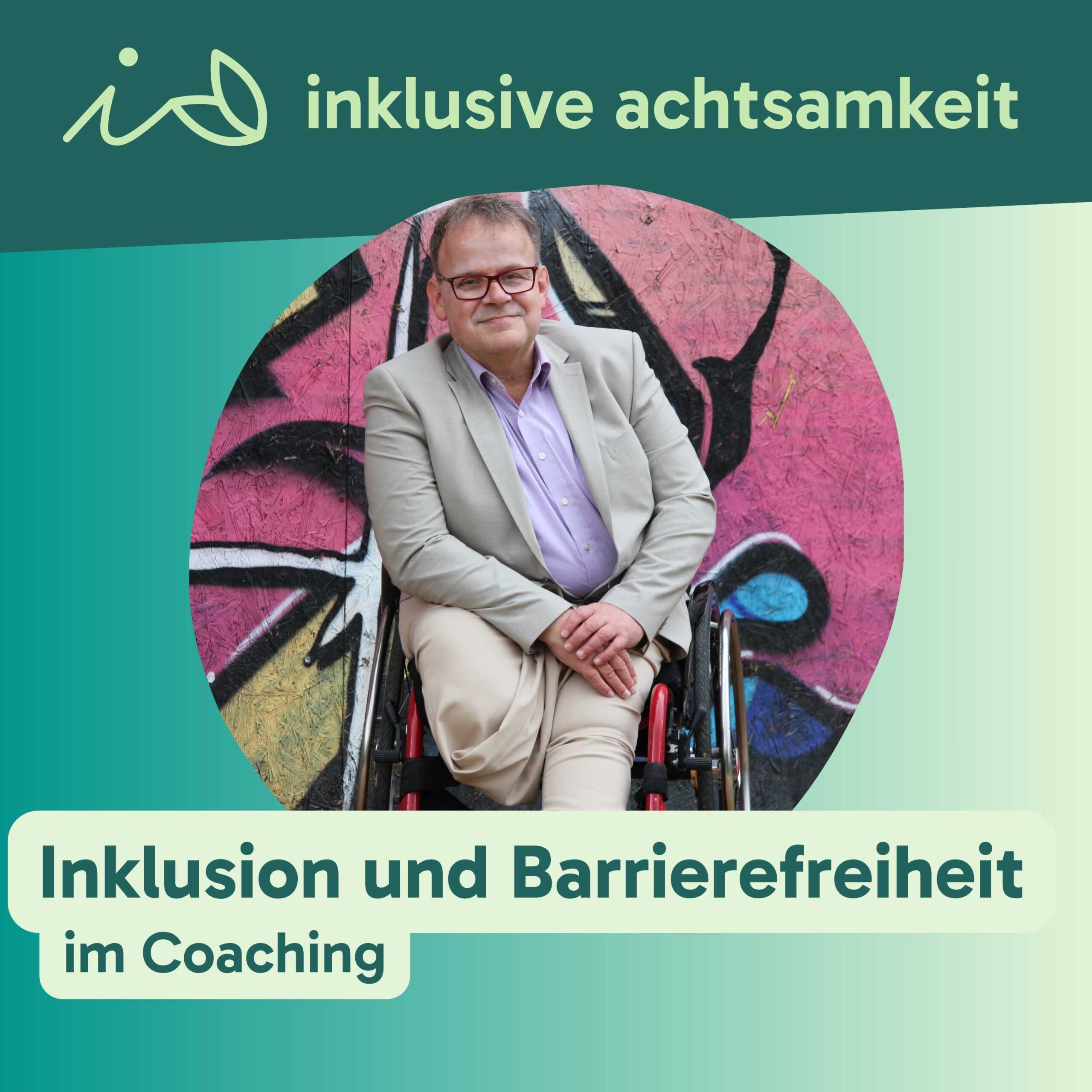 Grüner Banner mit dem Logo von inklusive Achtsamkeit. Ein i und zwei Blätter, die wie ein kleines A aussehen. Daneben steht inklusive Achtsamkeit. Darunter ein Bild von Thomas Spitzer. Auf grünem Text steht Inklusion und Barrierefreiheit im Coaching