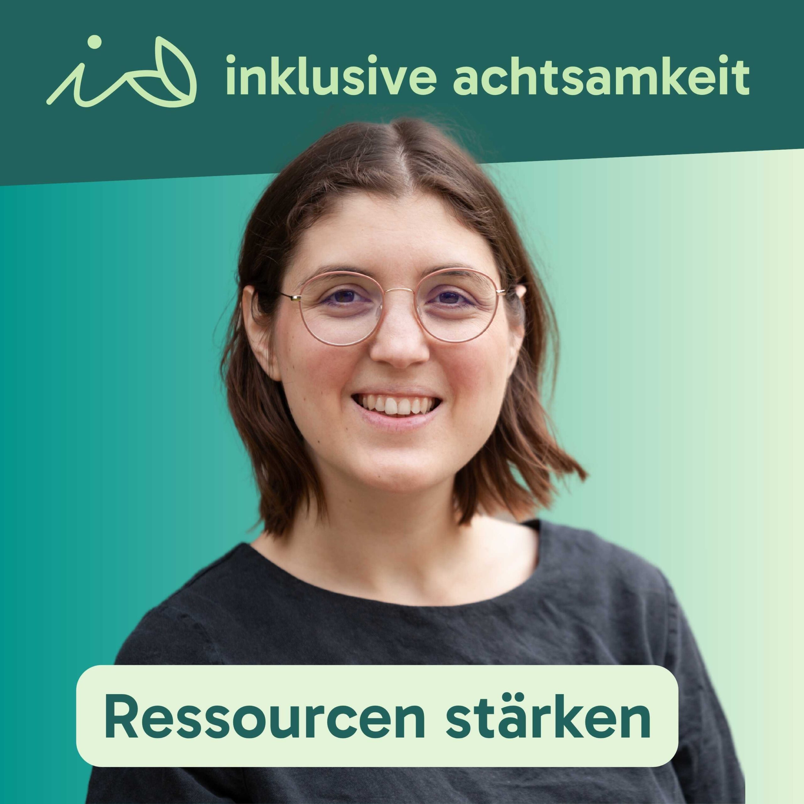 Grüner Streifen mit dem Logo von inklusive Achtsamkeit. Darunter ein Bild von Mechthild Kreuser auf grünen Hintergrund. Auf einem Streifen darunter steht der Titel der Folge Ressourcen stärken